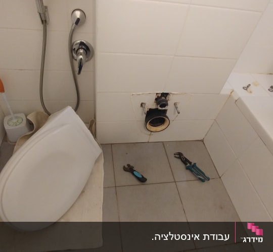 אסלה מפורקת, מפתח צינורות וכלים נוספים
